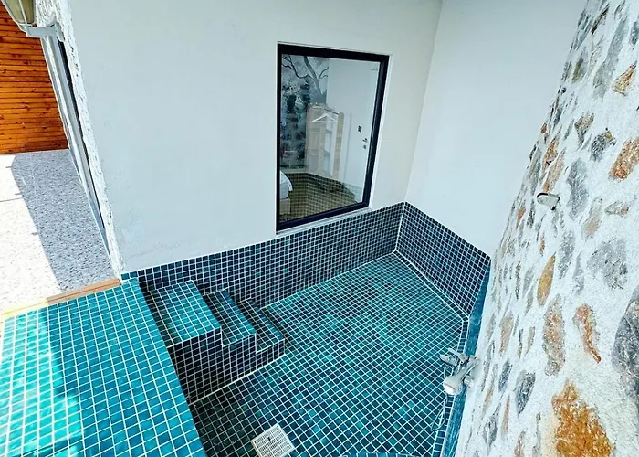 Beachfront Cliff House - Private