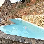 Beachfront Cliff House - Private אלאניה