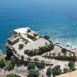 Beachfront Cliff House - Private אלאניה