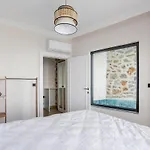 Beachfront Cliff House - Private אלאניה