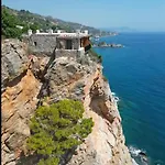Beachfront Cliff House - Private אלאניה