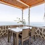 בית נופש Beachfront Cliff House - Private