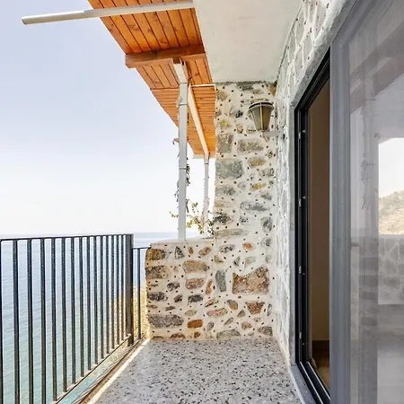 בית נופש Beachfront Cliff House - Private