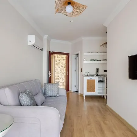 Beachfront Cliff House - Private Αλάνια