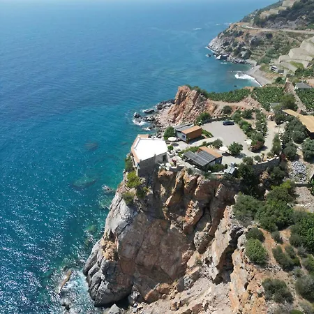 Beachfront Cliff House - Private * Αλάνια