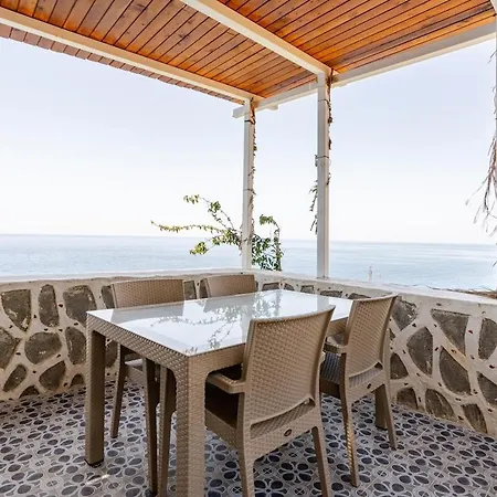 Vakantiehuis Beachfront Cliff House - Private