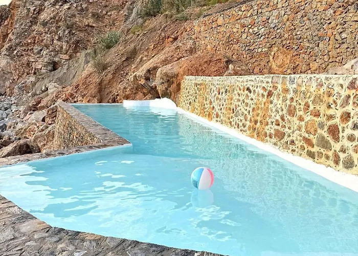 Beachfront Cliff House - Private Αλάνια