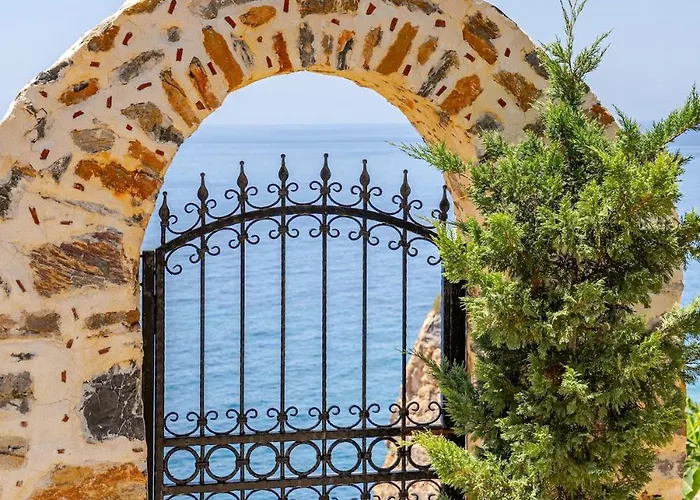 Vakantiehuis Beachfront Cliff House - Private