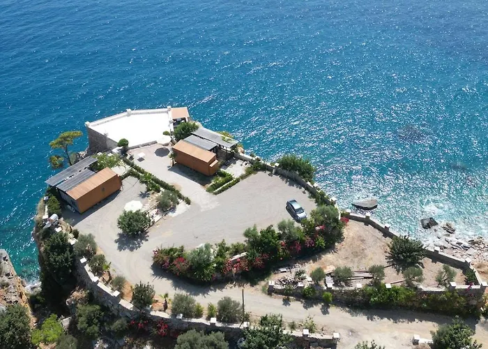 Beachfront Cliff House - Private Αλάνια
