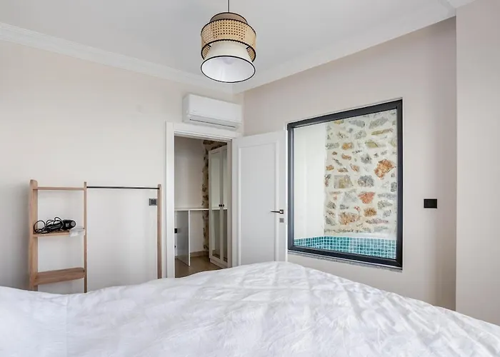 Beachfront Cliff House - Private Αλάνια