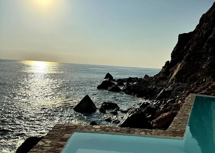 Beachfront Cliff House - Private Αλάνια
