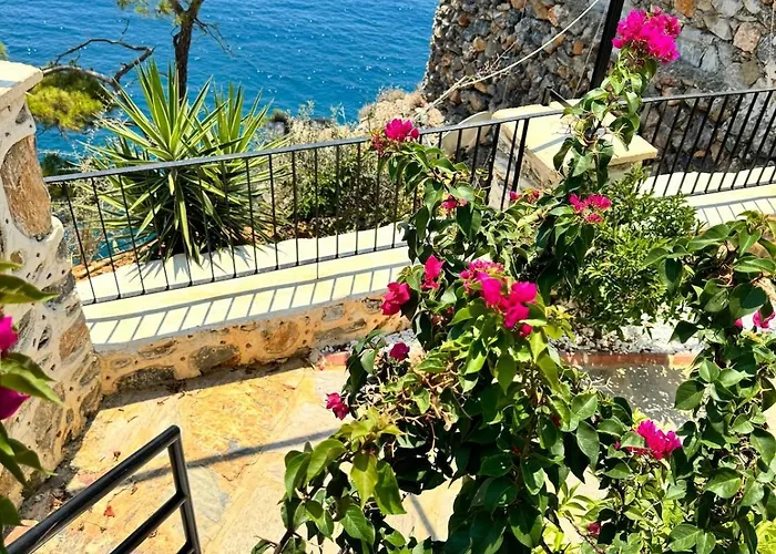 Beachfront Cliff House - Private Σπίτι διακοπών *