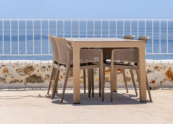 Semesterbostad Beachfront Cliff House - Private