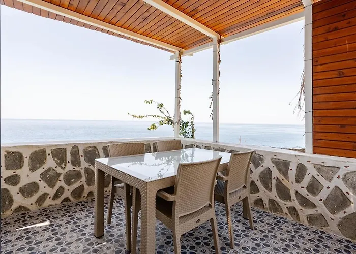 Vakantiehuis Beachfront Cliff House - Private