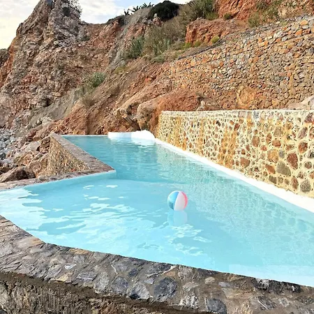 Beachfront Cliff House - Private אלאניה