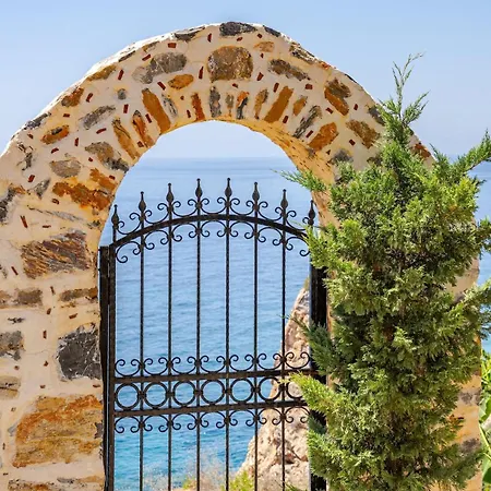 בית נופש Beachfront Cliff House - Private