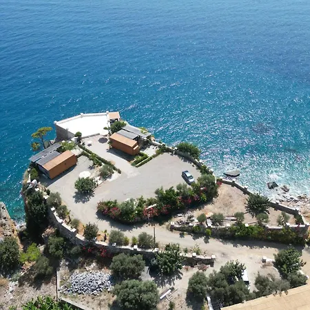 Beachfront Cliff House - Private אלאניה