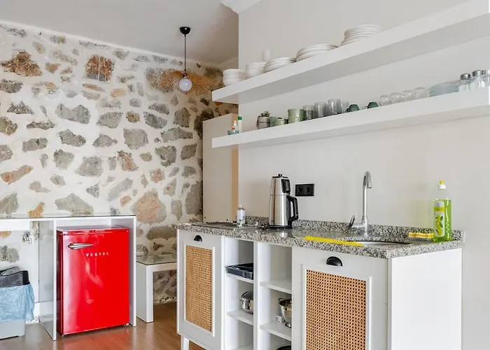 Beachfront Cliff House - Private