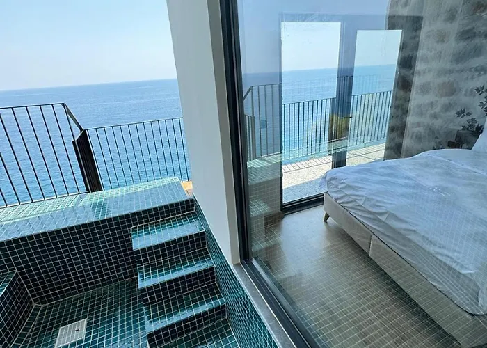 Beachfront Cliff House - Private